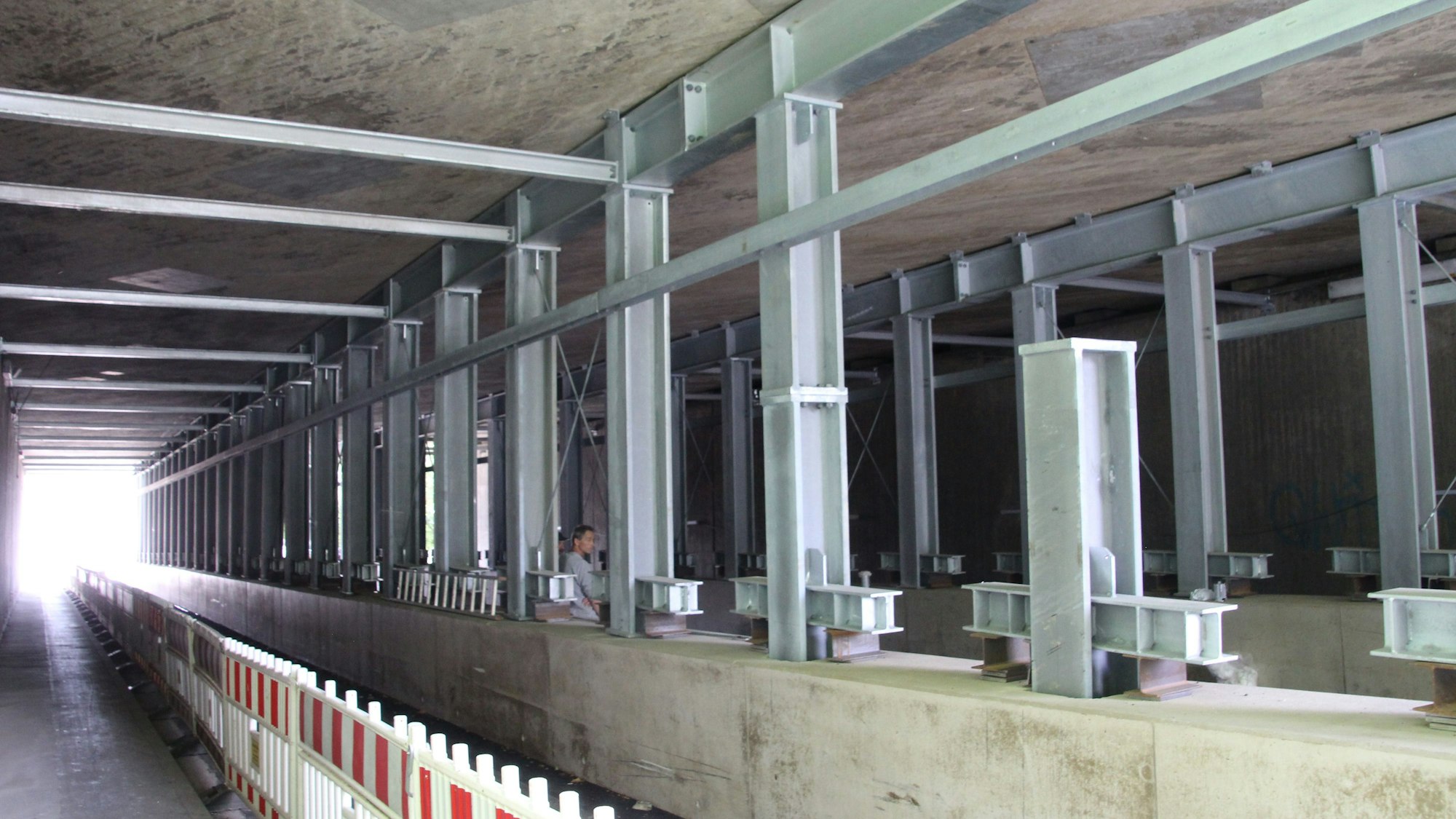 Stahlgerüste unter der A4-Brücke in Overath-Untereschbach.