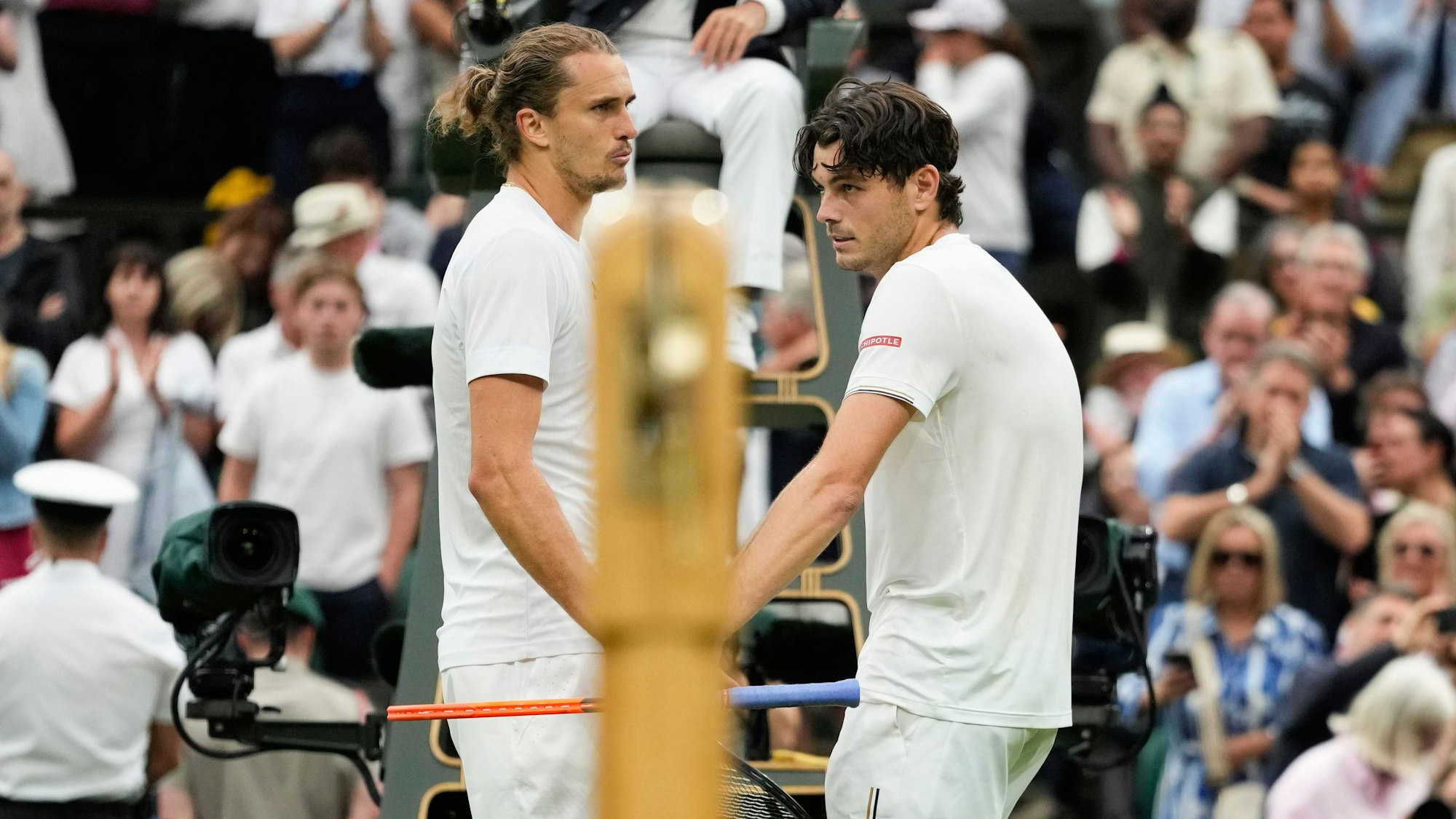 Taylor Fritz und Alexander Zverev in Wimbledon im Gespräch.