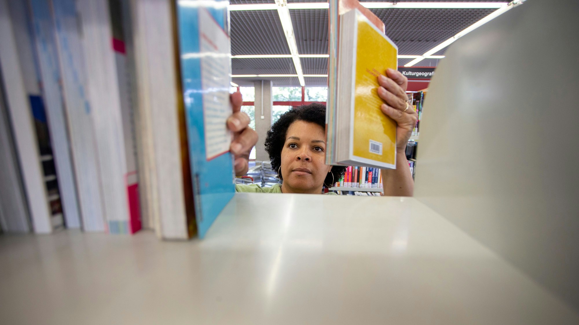 Hier muss alles stimmen: Nicole James, Sachgebietsleiterin Reise und Recht, beim Vorsortieren der Bücher für den Transport.