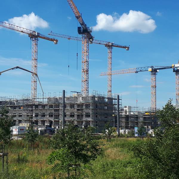 Die Baustelle des neuen „Simonsveedel“ in Weidenpesch. Fünf Baukräne ragen über die im Bau befindlichen Gebäude.