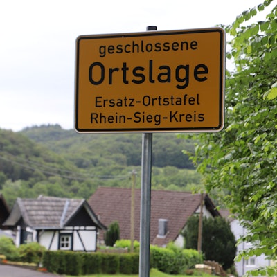 Auf einem Ortseingangsschild steht „geschlossene Ortslage, Ersatz-Ortstafel, Rhein-Sieg-Kreis“.