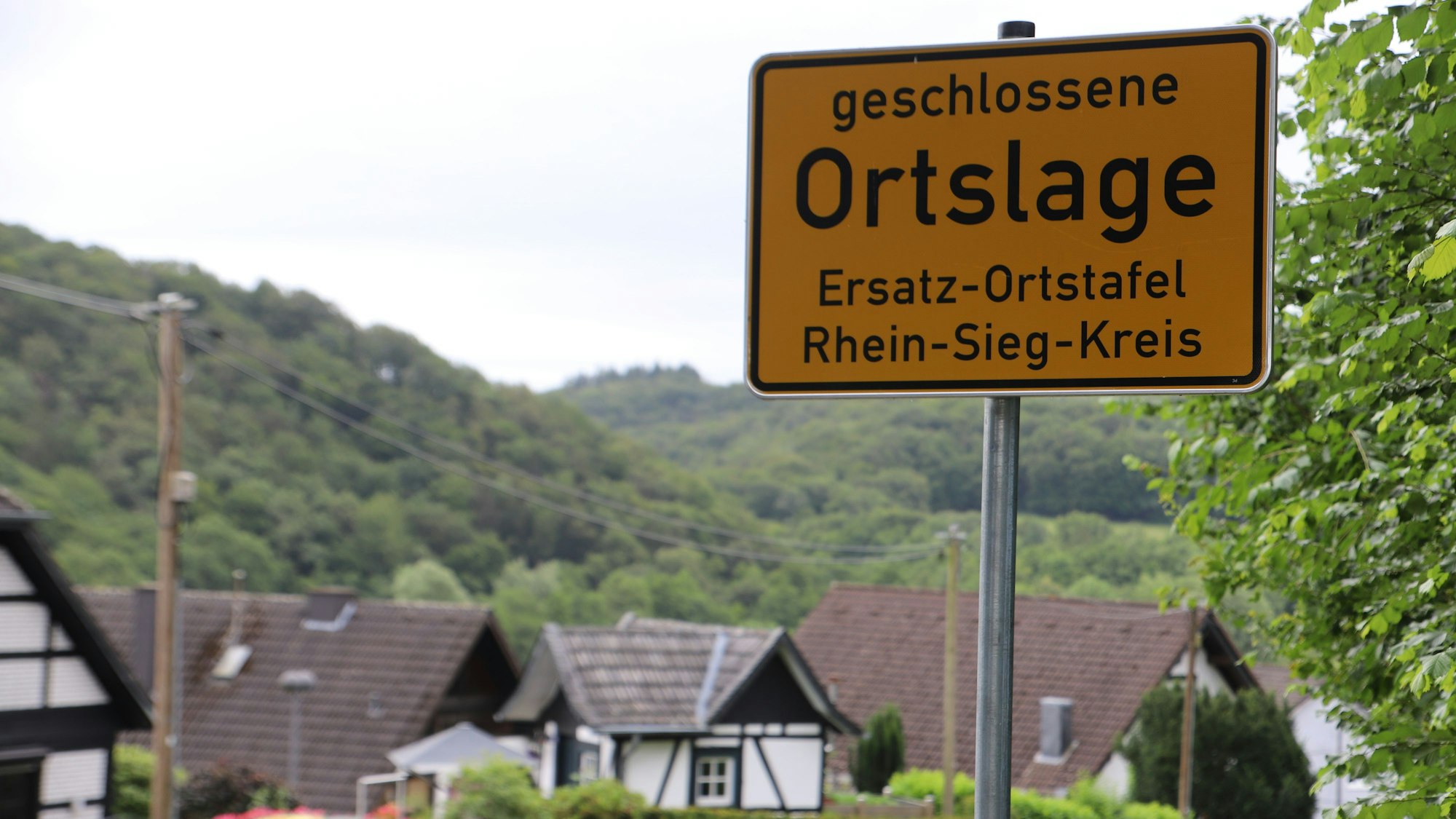 Auf einem Ortseingangsschild steht „geschlossene Ortslage, Ersatz-Ortstafel, Rhein-Sieg-Kreis“.