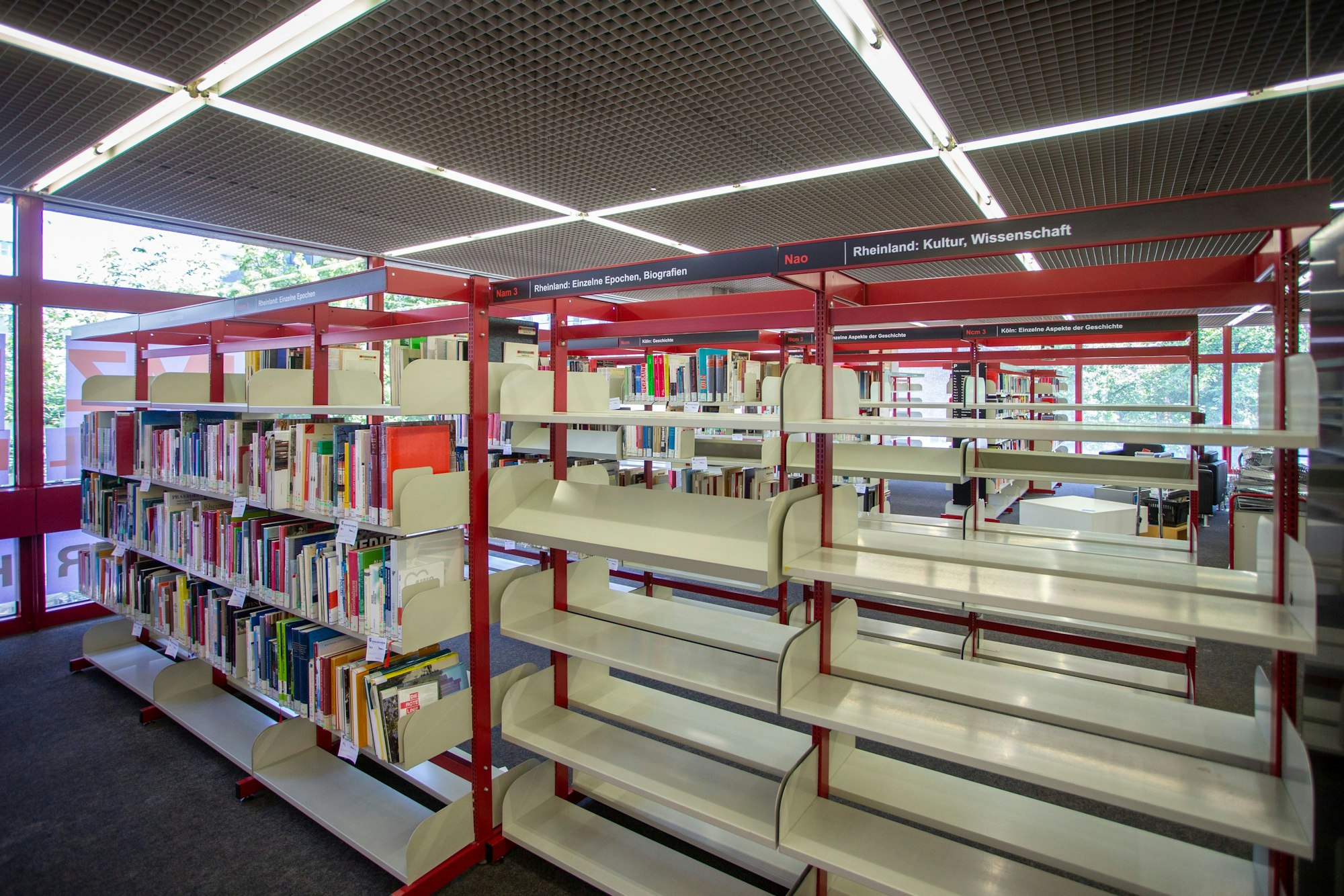 Halbleere Regale in der Stadtbibliothek