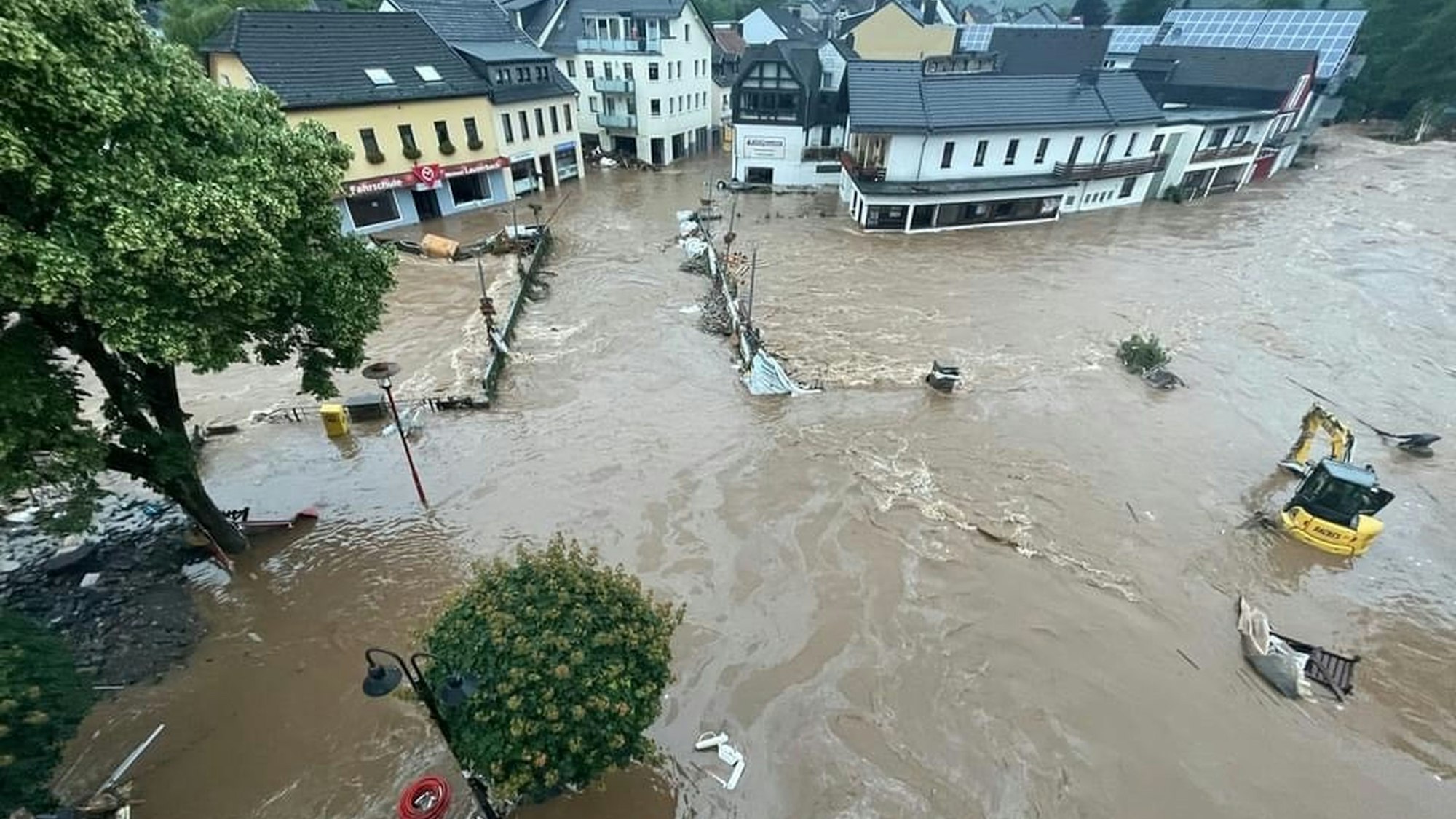 Das Bild zeigt das noch von Wasser überschwemmte Gemünd am Morgen des 15. Juli 2021.