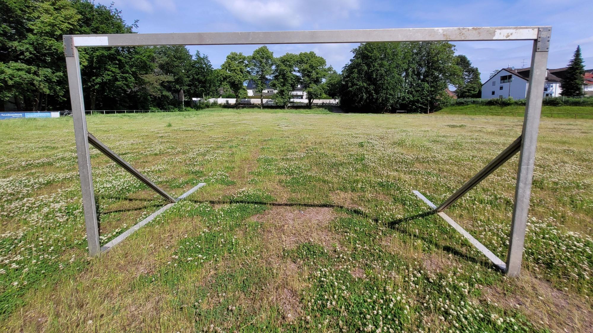 Auf dem Sportplatz zwischen Bernhardstraße und Laurentiusweg entstehen Unterkünfte für Geflüchtete.