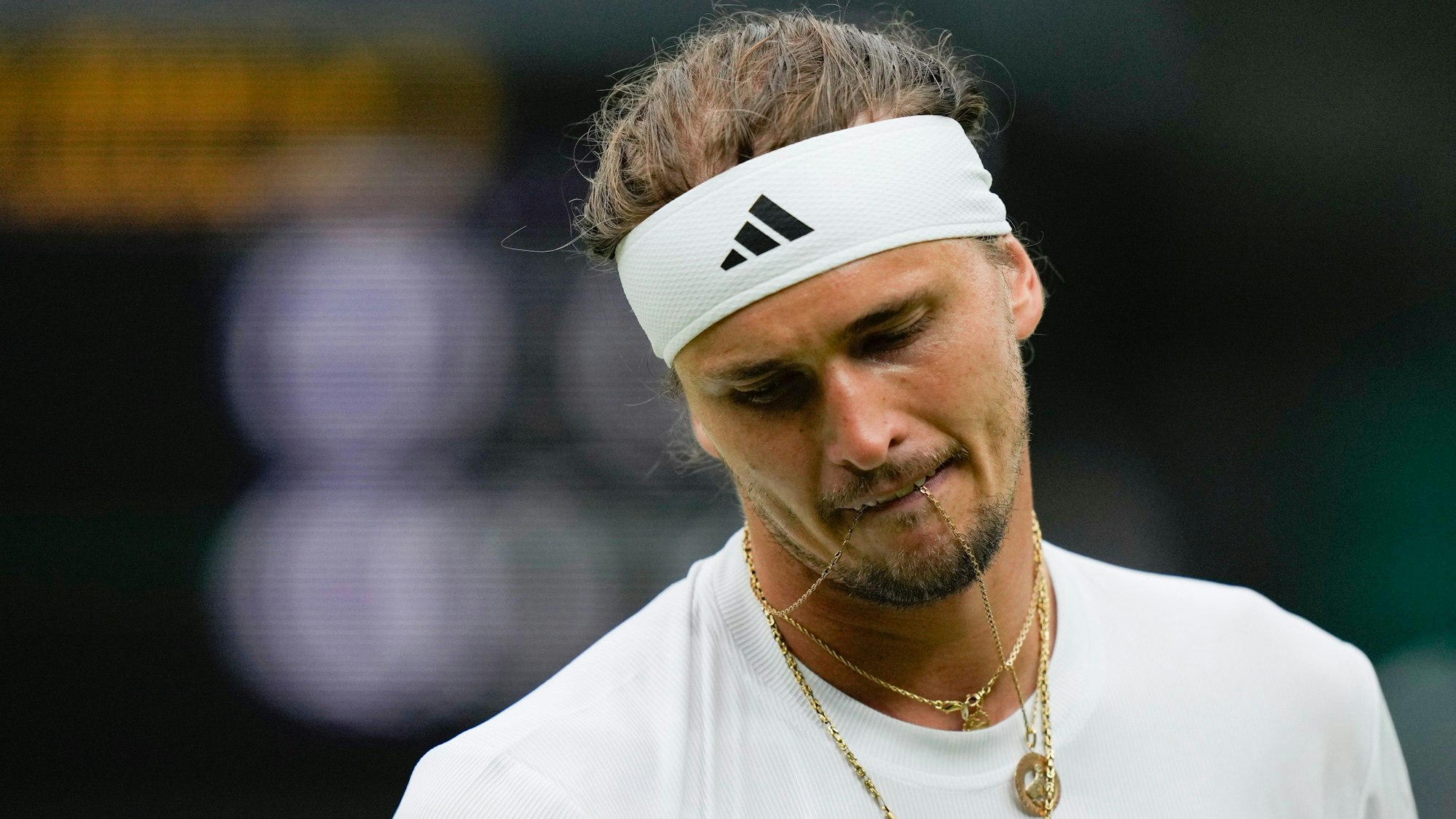 Alexander Zverev wirkt in Wimbledon niedergeschlagen.