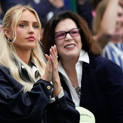 Morgan Riddle, die Freundin von Taylor Fritz, klatscht in Wimbledon Beifall.