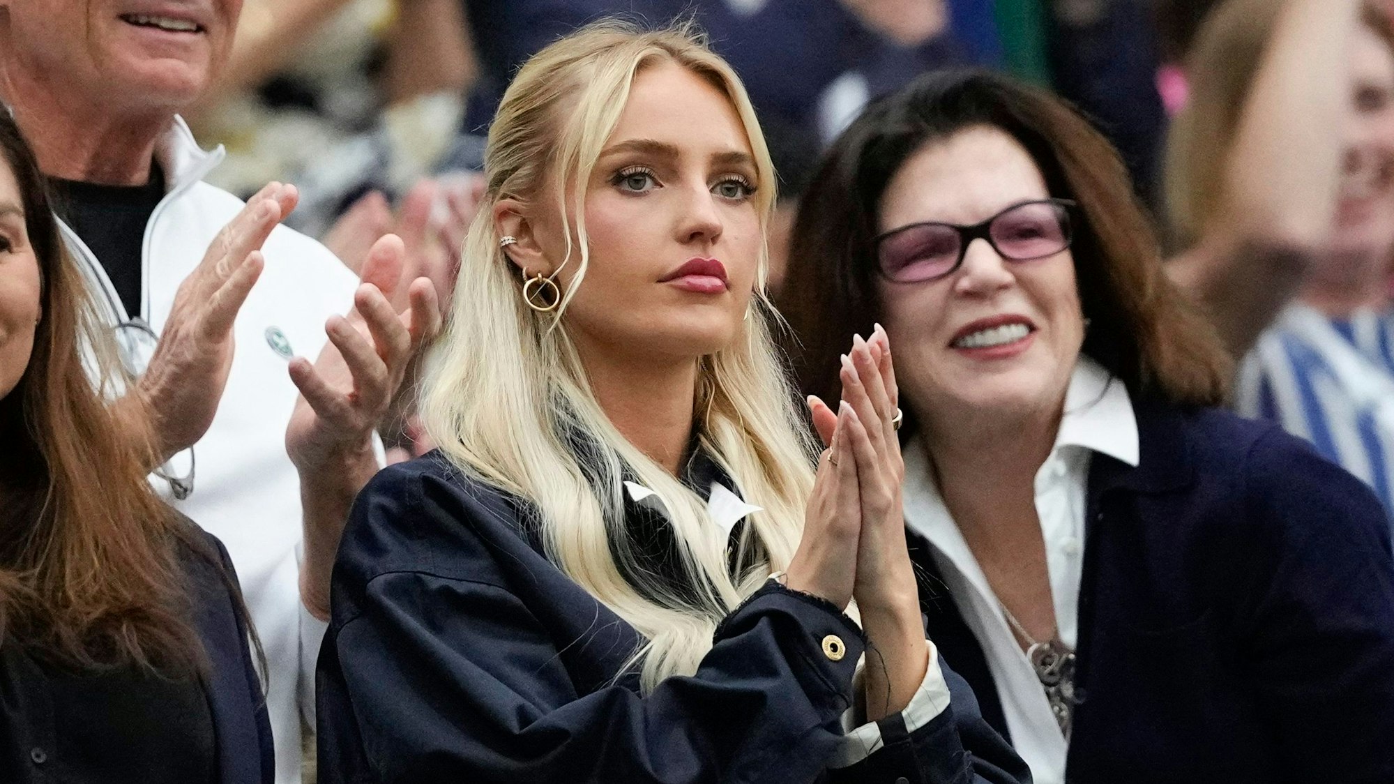 Morgan Riddle, die Freundin von Taylor Fritz, klatscht in Wimbledon Beifall.