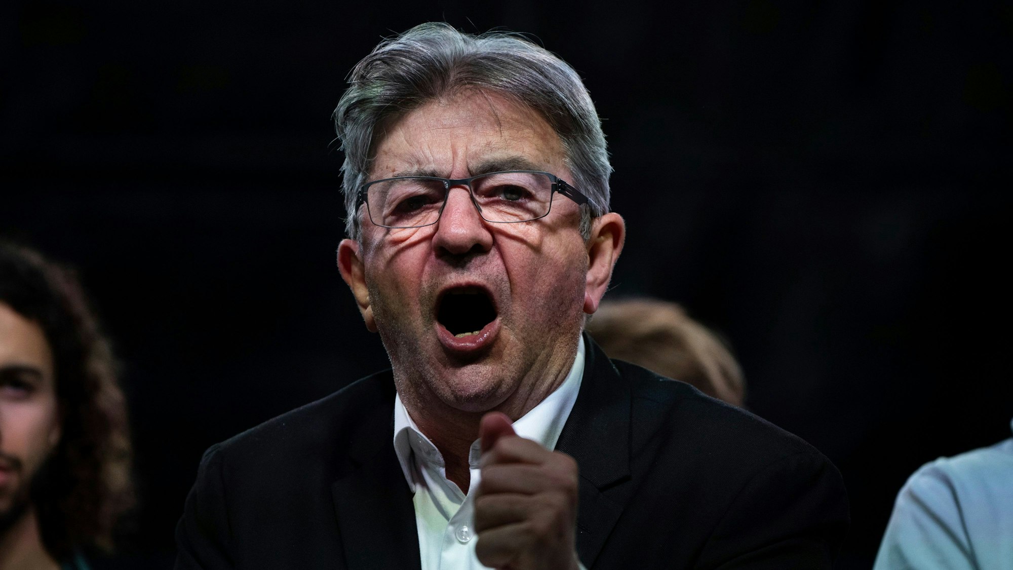Der Führer der Linken, Jean-Luc Melenchon (M), spricht auf dem Platz der Republik während einer Demonstration gegen die rechtsnationale Rassemblement National.