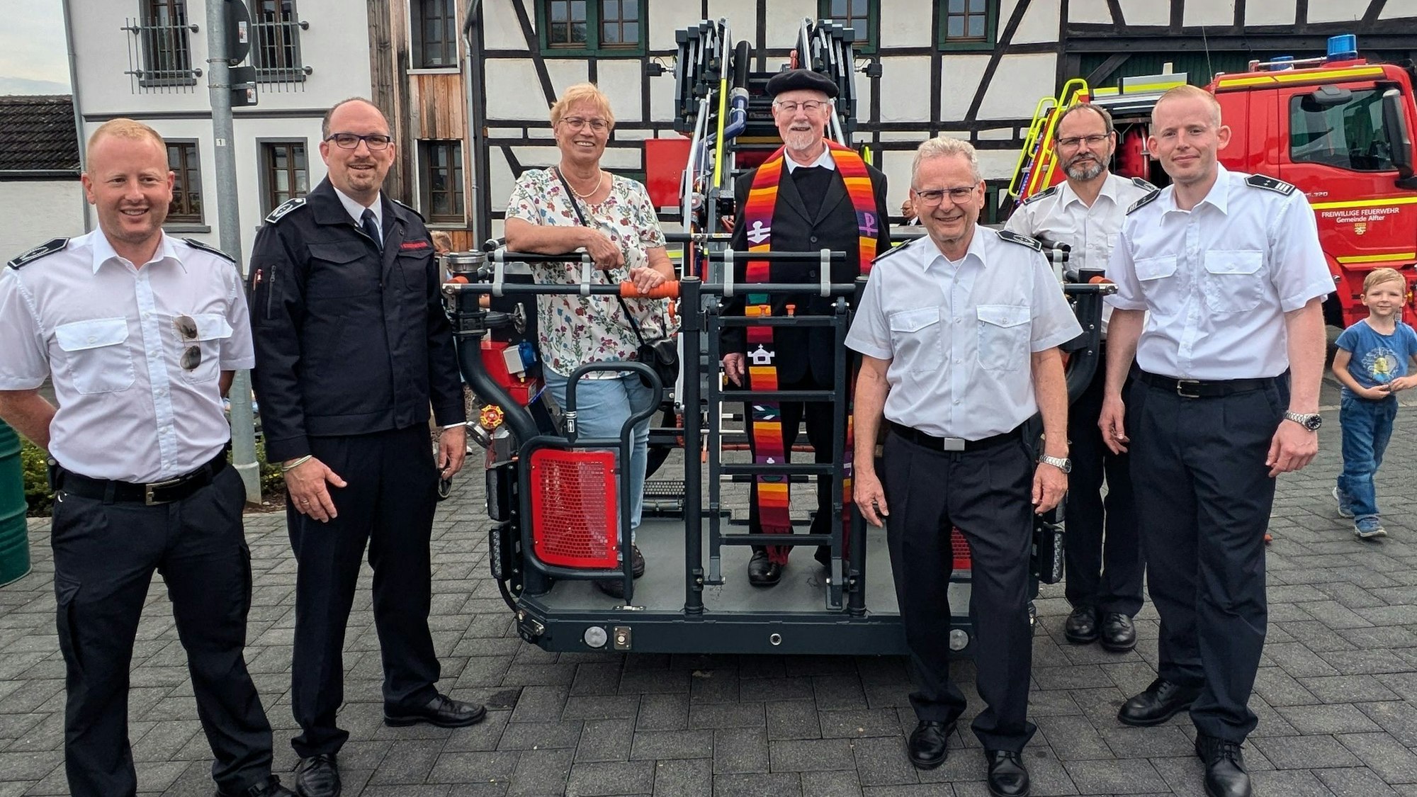 8. Juli 2024. Alfter-Impekoven. Beim Feuerwehrfest in Impekoven wurde die neue Drehleiter präsentiert und eingesegnet (von links). Lukas Zimmermann (stv. Wehrführer Freiwillige Feuerwehr Alfter) Thorsten Ohm (Wehrführer FFW Alfter), Vize-Bürgermeisterin Luise Wiechert, Pfarrer i. R. Georg Theisen, Heinz-Peter Zimmermann (Ehrenwehrführer)m Marc Schumann (2. stv. Wehrführer FFW Alfter) und Jonas Zimmermann (Löschgruppenführer Impekoven). Foto: Frank Engel-Strebel