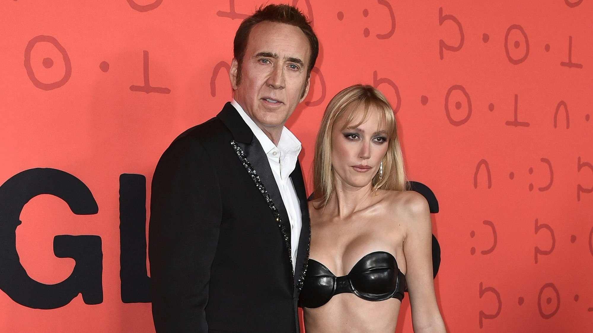 Nicolas Cage und Maika Monroe auf einer Filmpremiere.