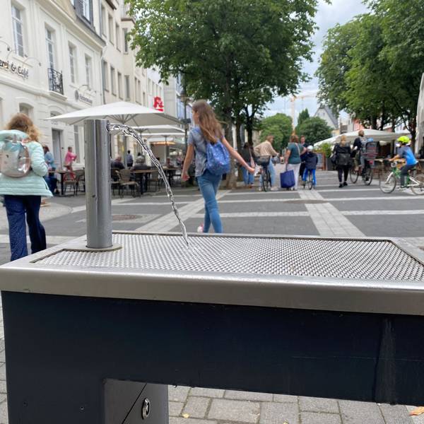 Zu sehen ist en Trinkwasserspender am Markt in Brühl.