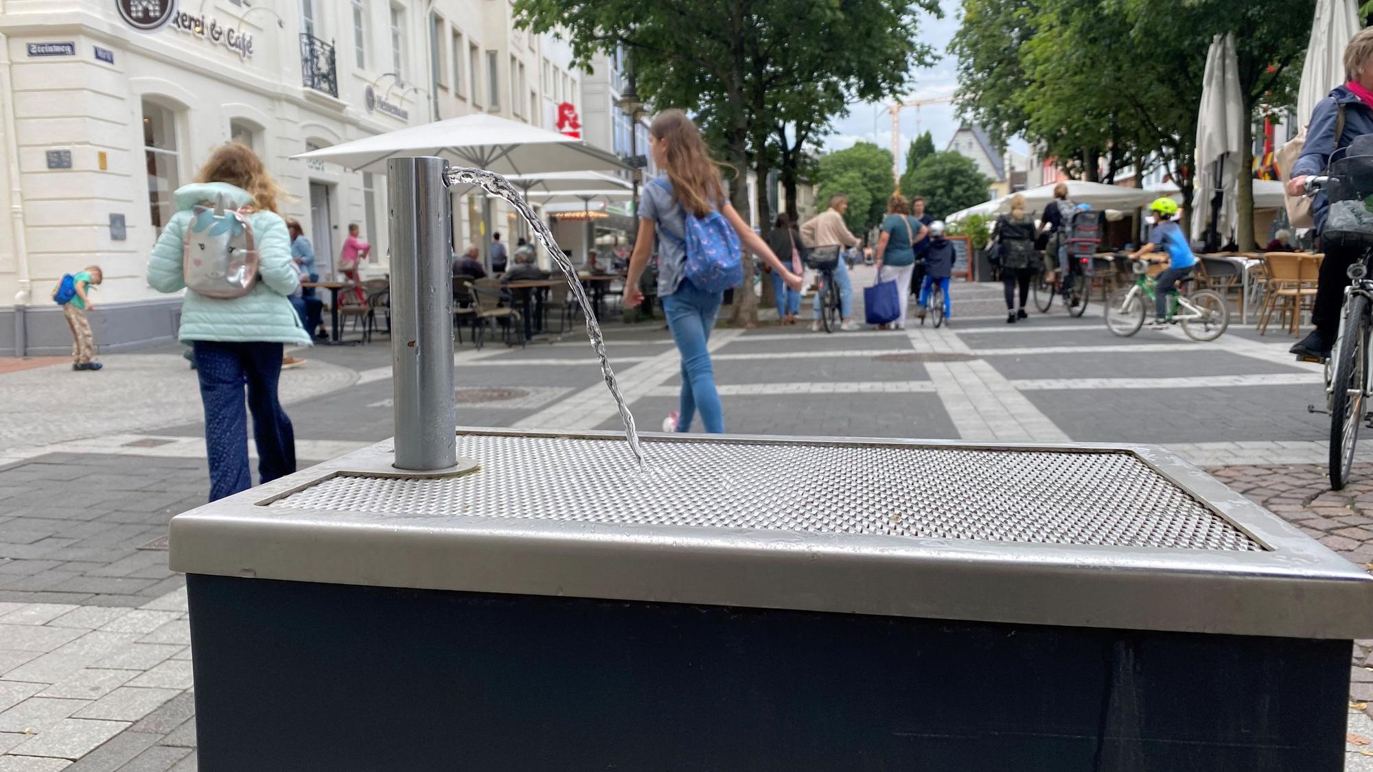 Das Foto zeigt den Wasserspender in der Brühler Innenstadt.