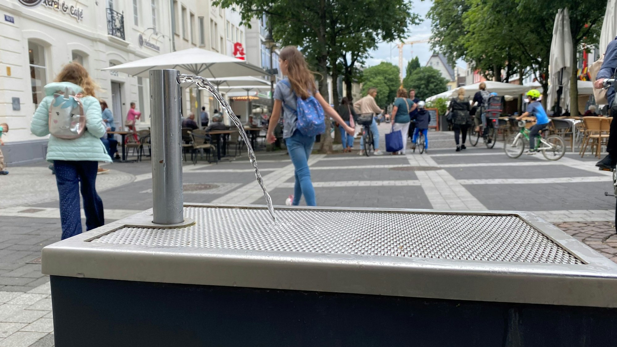 Zu sehen ist en Trinkwasserspender am Markt in Brühl.