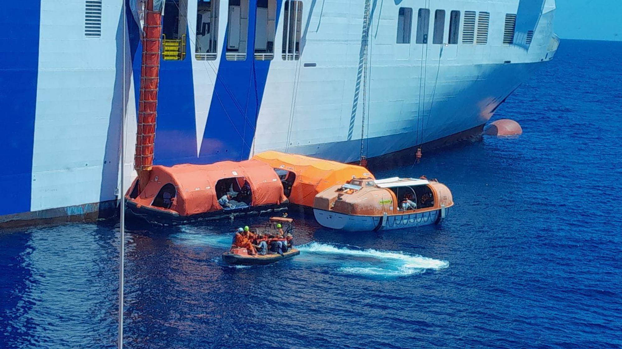 Auf diesem von der spanischen Seenotrettung zur Verfügung gestellten Bild ist ein Einsatz bei der Fähre „Tenacia“ zu sehen, nachdem kurz nach Mitternacht auf halber Strecke zwischen Valencia und Mallorca ein Feuer in einem Technikraum ausgebrochen ist.