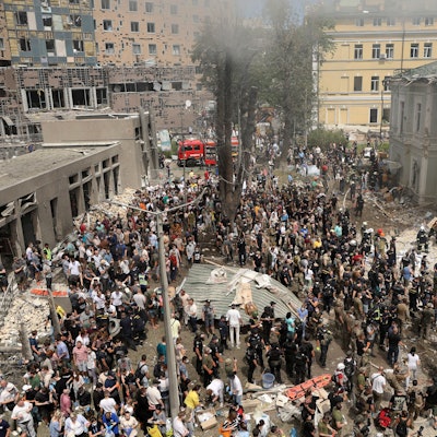 Rettungskräfte und Freiwillige räumen die Trümmer auf und suchen nach Opfern, nachdem eine russische Rakete das wichtigste Kinderkrankenhaus des Landes „Okhmadit“ in Kiew getroffen hat.