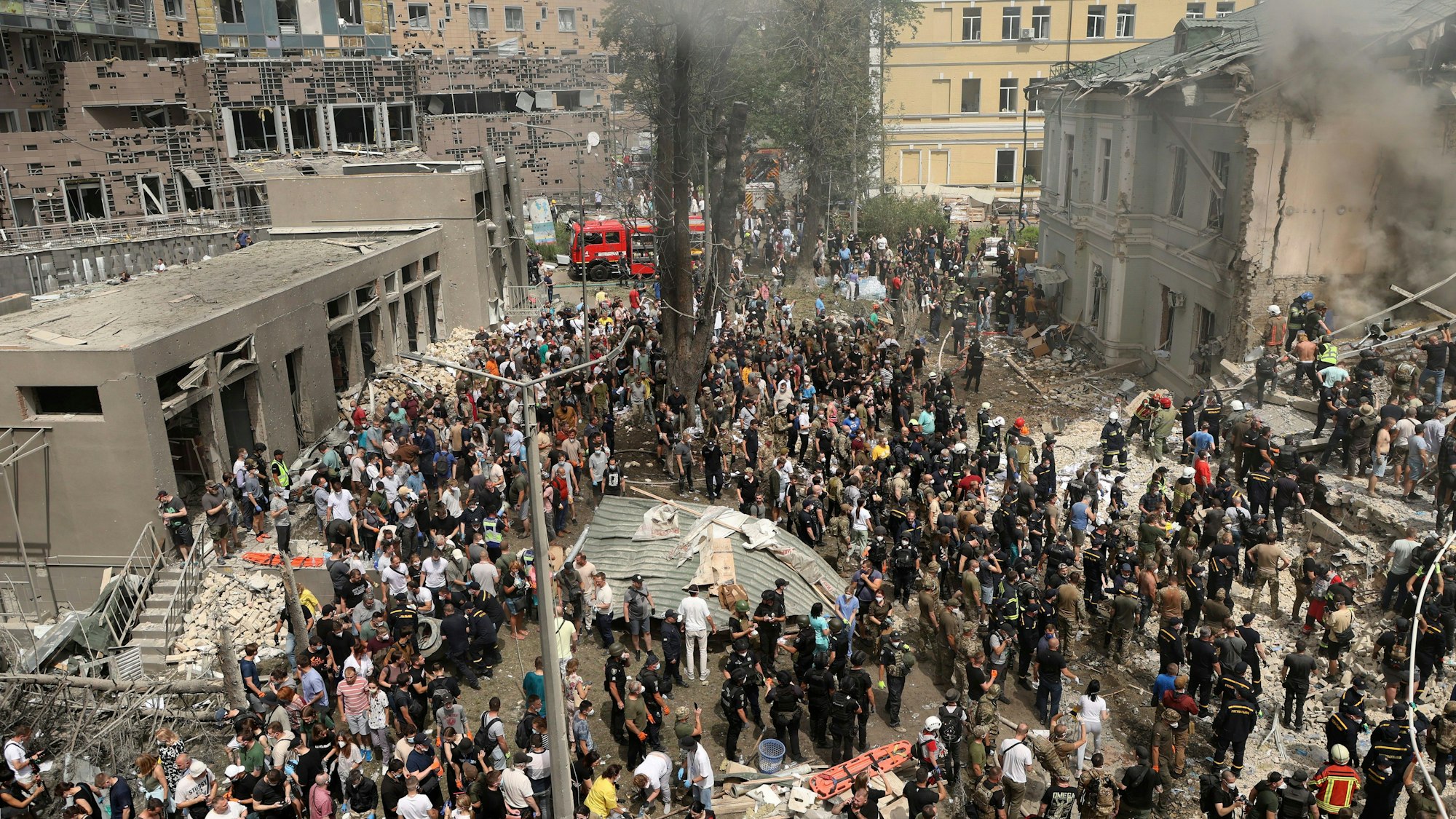 Rettungskräfte und Freiwillige räumen die Trümmer auf und suchen nach Opfern, nachdem eine russische Rakete das wichtigste Kinderkrankenhaus des Landes „Okhmadit“ in Kiew getroffen hat.