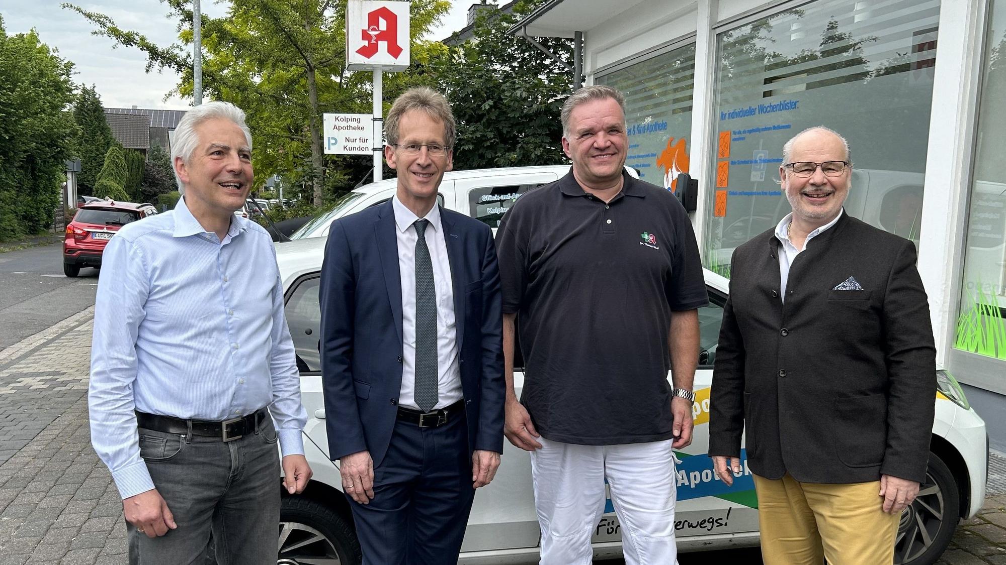Dr. Ulrich Bauer, Detlef Seif, Dr. Thomas Göbel und Dr. Georg Kippels stehen nach dem Treffen 2024 nebeneinander.