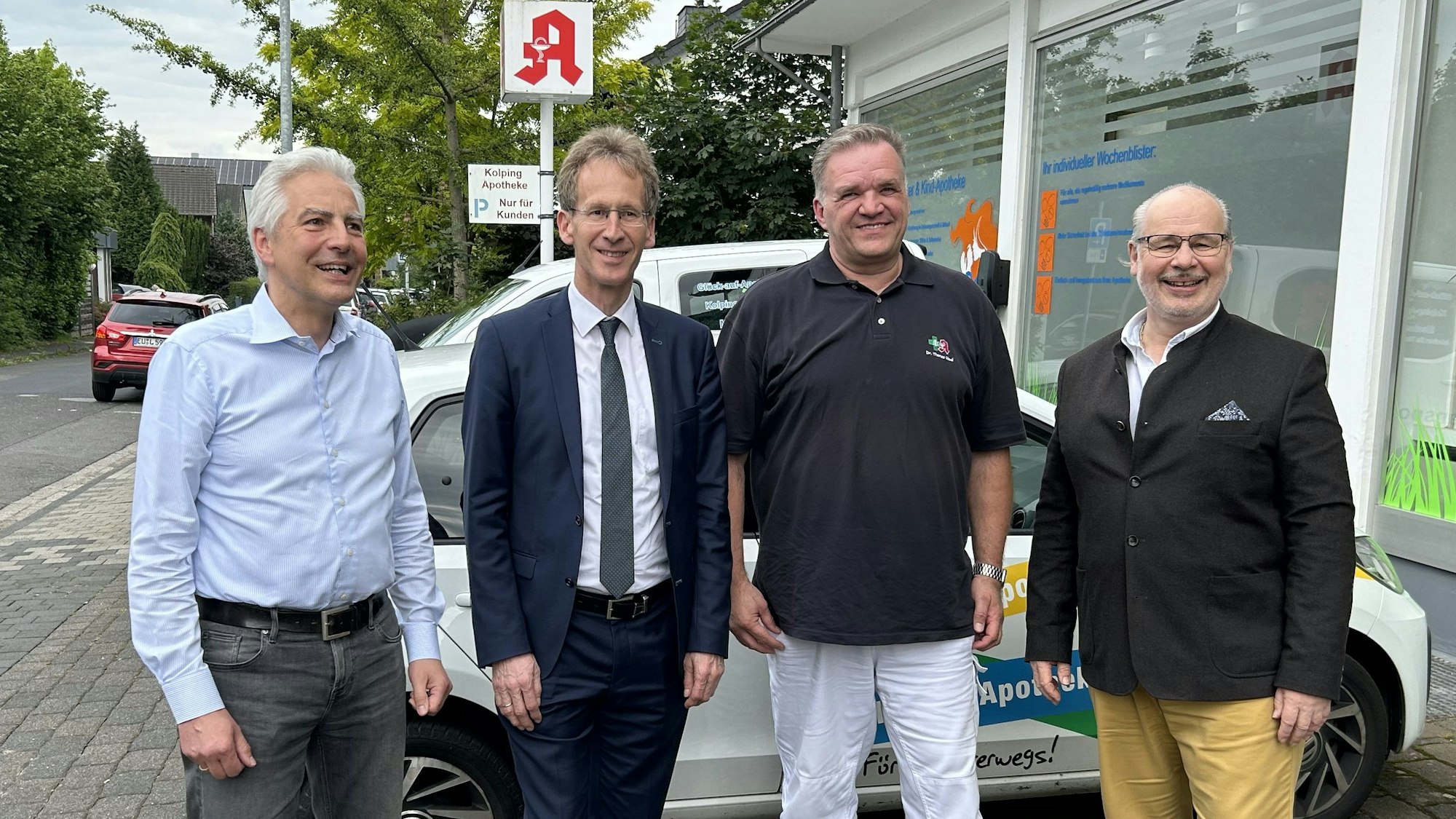 Dr. Ulrich Bauer, Detlef Seif, Dr. Thomas Göbel und Dr. Georg Kippels stehen nach dem Treffen 2024 nebeneinander.