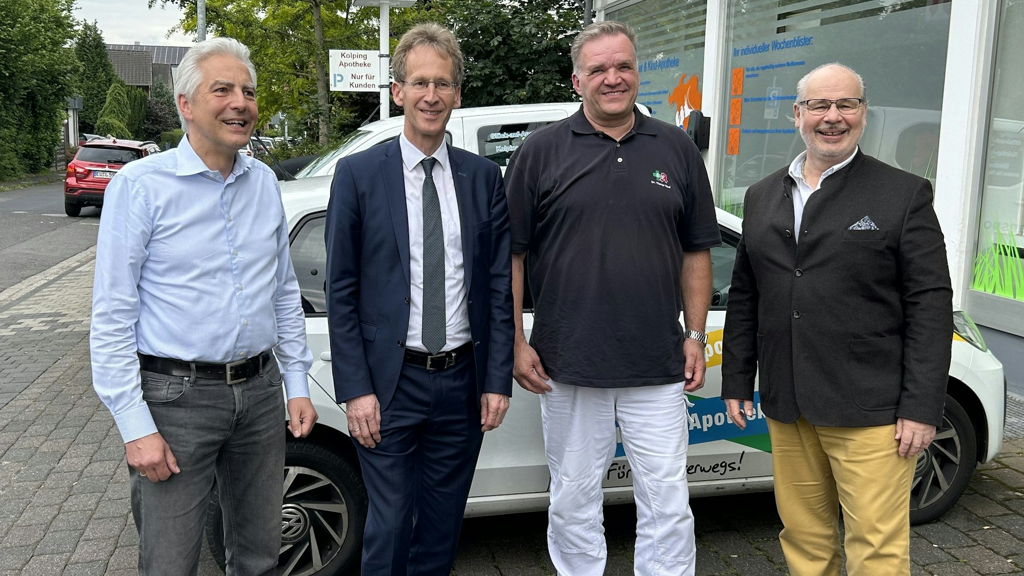 Dr. Ulrich Bauer, Detlef Seif, Dr. Thomas Göbel und Dr. Georg Kippels haben sich vor der Kolping-Apotheke zum Foto aufgestellt.
