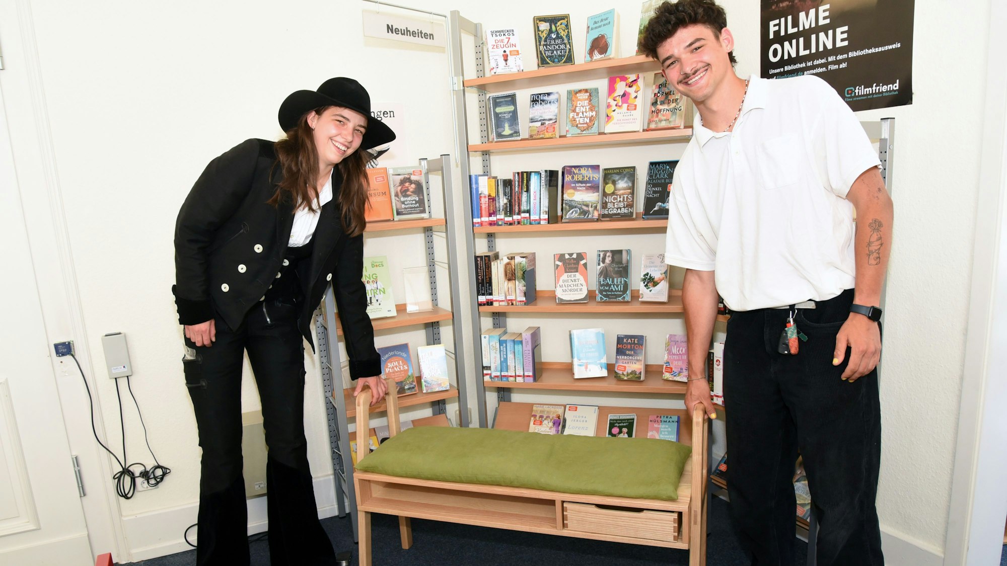 Die frischgebackene Tischlergesellin Hannah Riederer aus Diezenkausen und ihr Bruder Bruno bringen das Gesellenstück in die Waldbröler Stadtbücherei. Bald geht die 24-Jährige für mindestens drei Jahre und einen Tag auf die Walz.