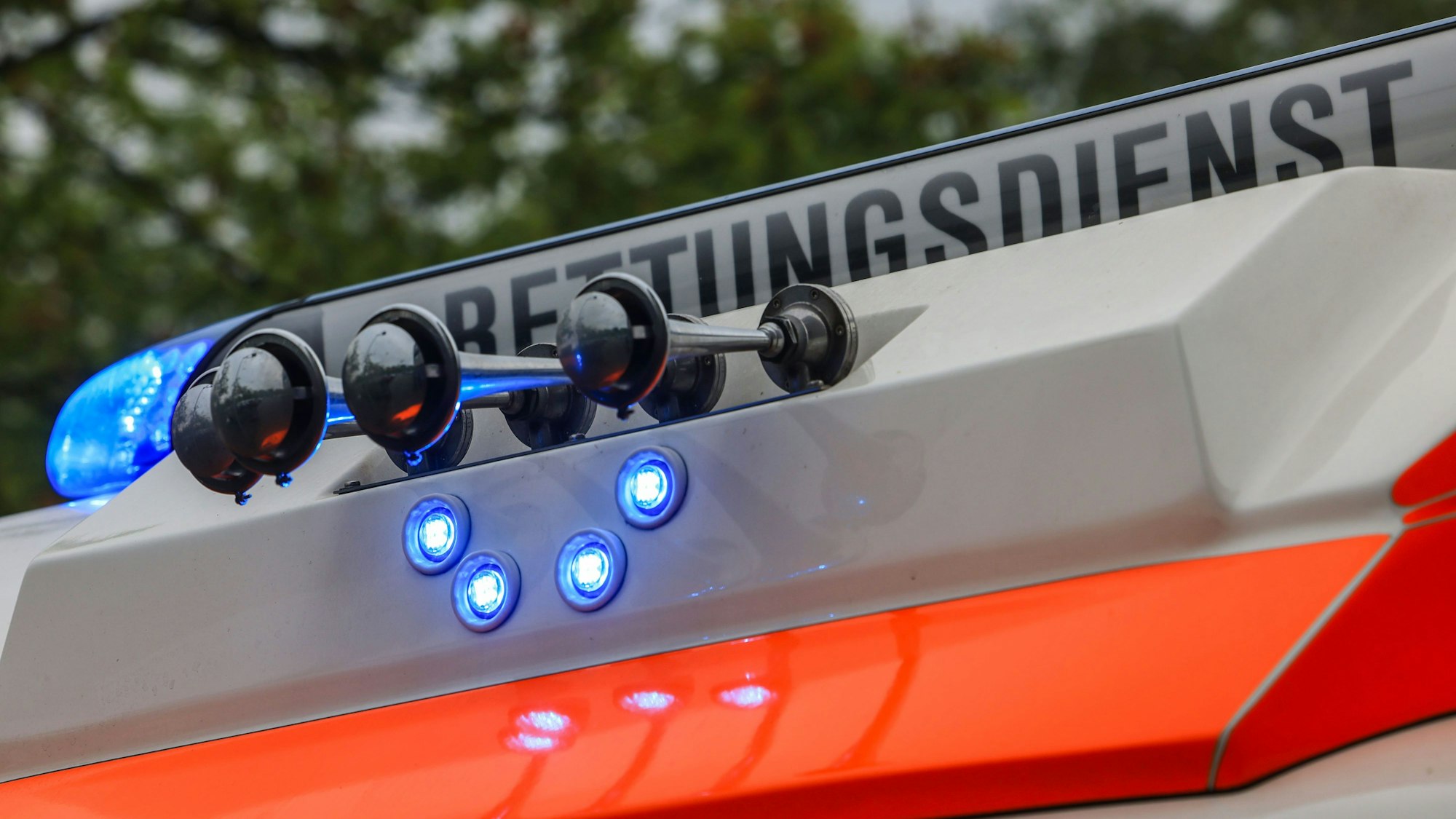 Auf einem Rettungswagen leuchtet das Blaulicht.