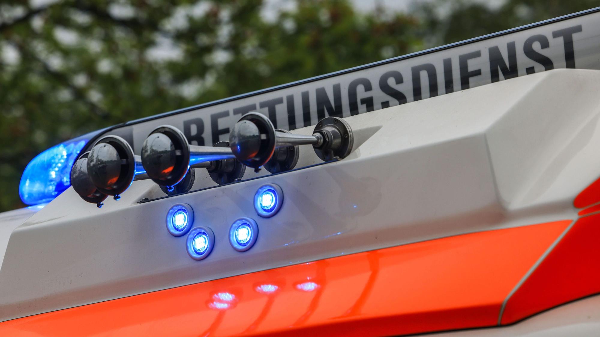 Auf einem Rettungswagen leuchtet das Blaulicht.