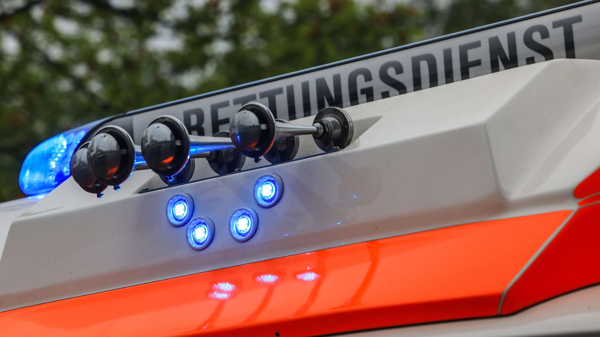 Auf dem Bild ist das Warnlicht eines Rettungswagens zu sehen