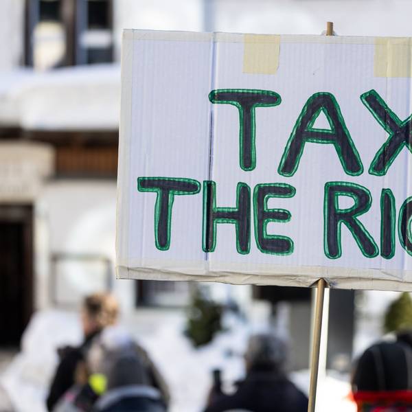 Auf einem Schild steht «Tax the richt».