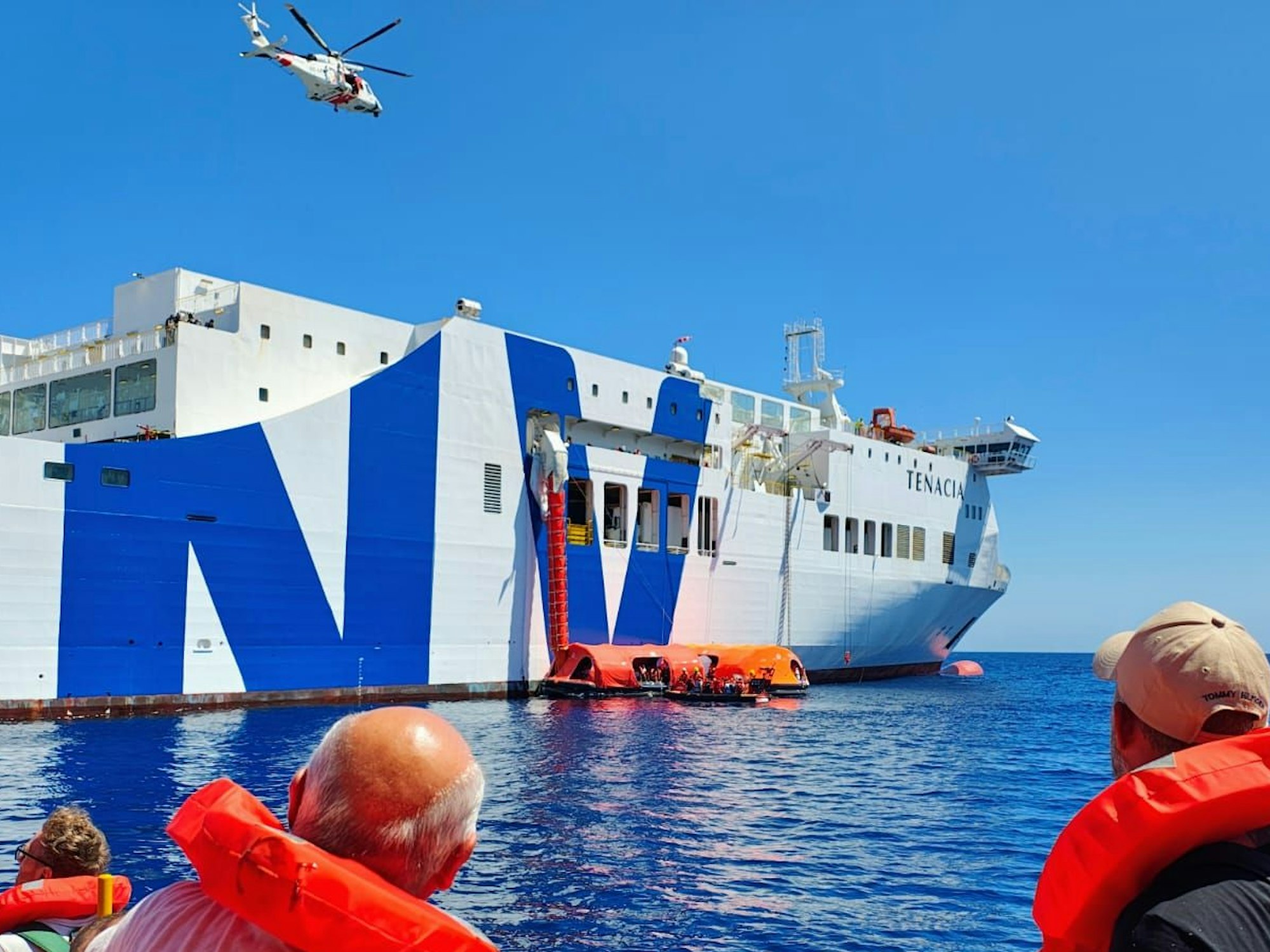 Die Autofähre Tenacia wird am 08.07. von der spanischen Seenorettung evakuiert.