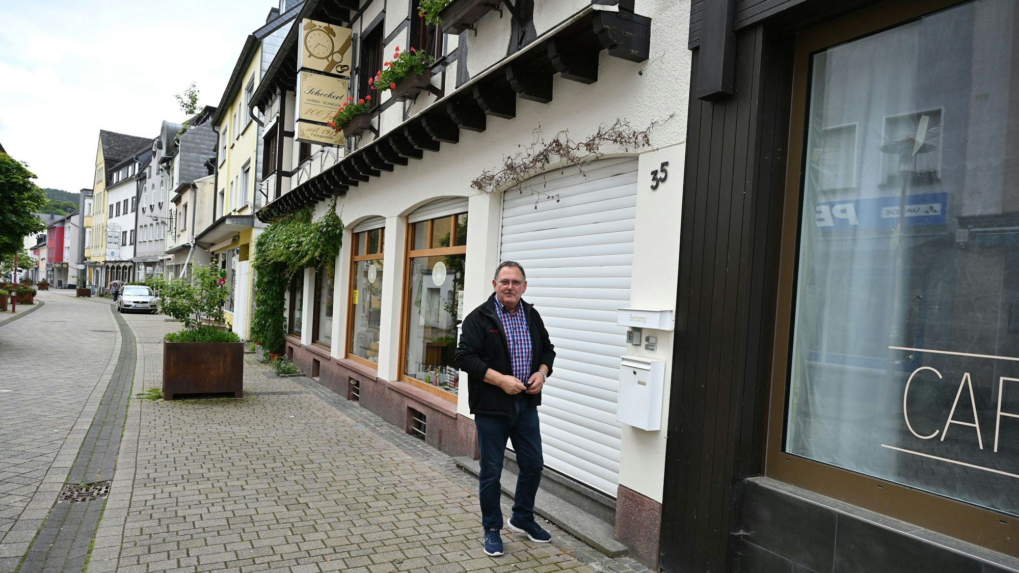 Franz Schockert steht in Gemünd vor seinem ehemaligen Ladenlokal. Heute ist dort ein Teegeschäft.