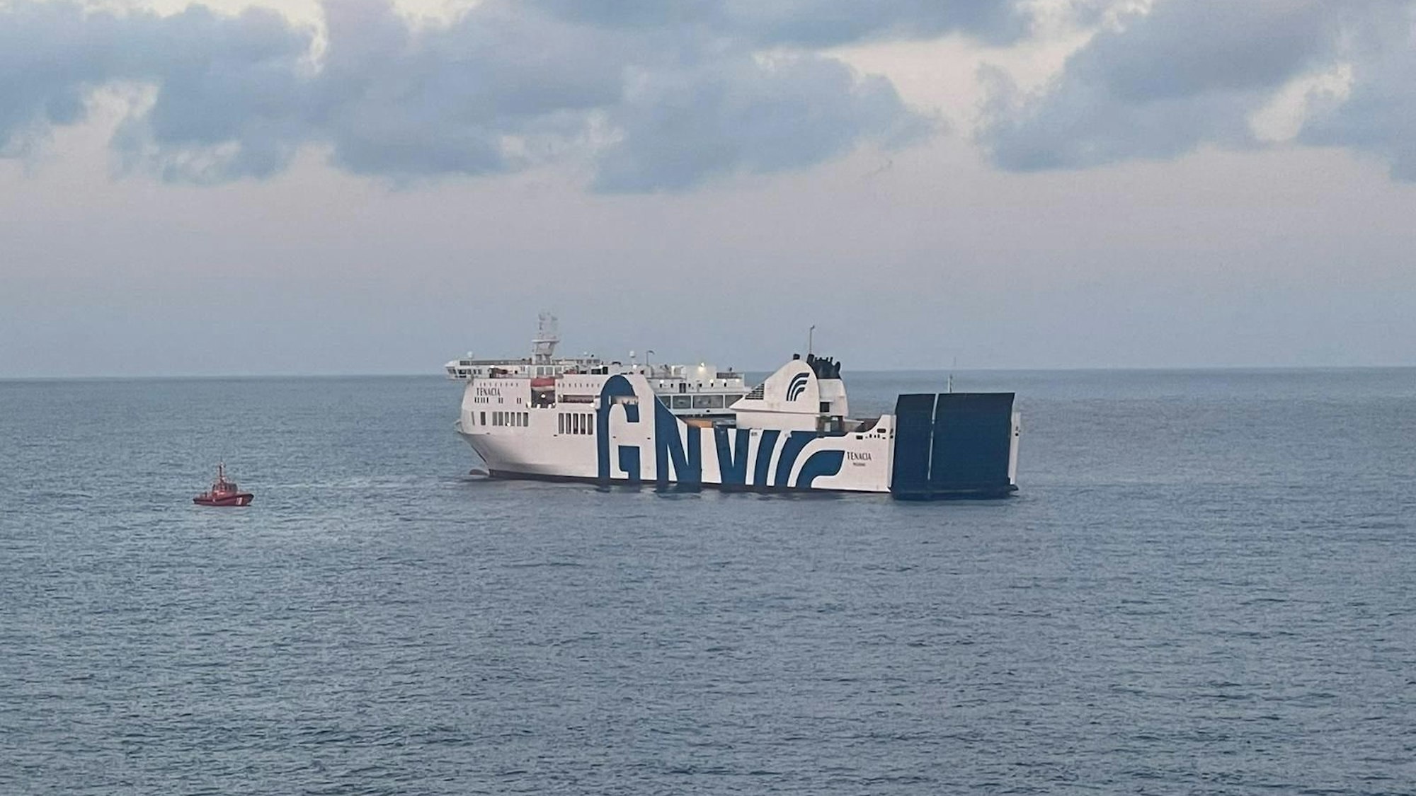 Wegen des Feuers mussten 350 Passagiere 24 Stunden auf See ausharren.