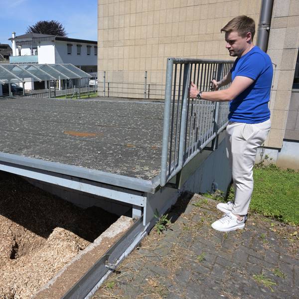 Leon Runge öffnet den Holzspeicher.