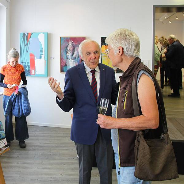 Frank Günter Zehnder steht mit einer Frau vor einem Bild.