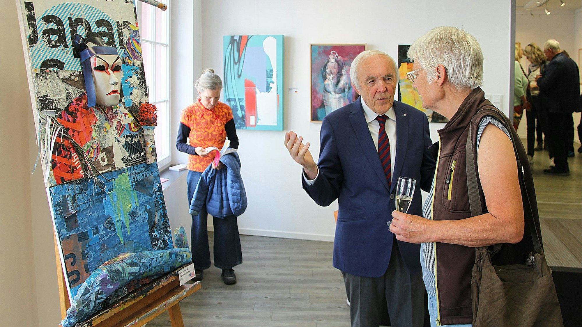 Frank Günter Zehnder steht mit einer Frau vor einem Bild.