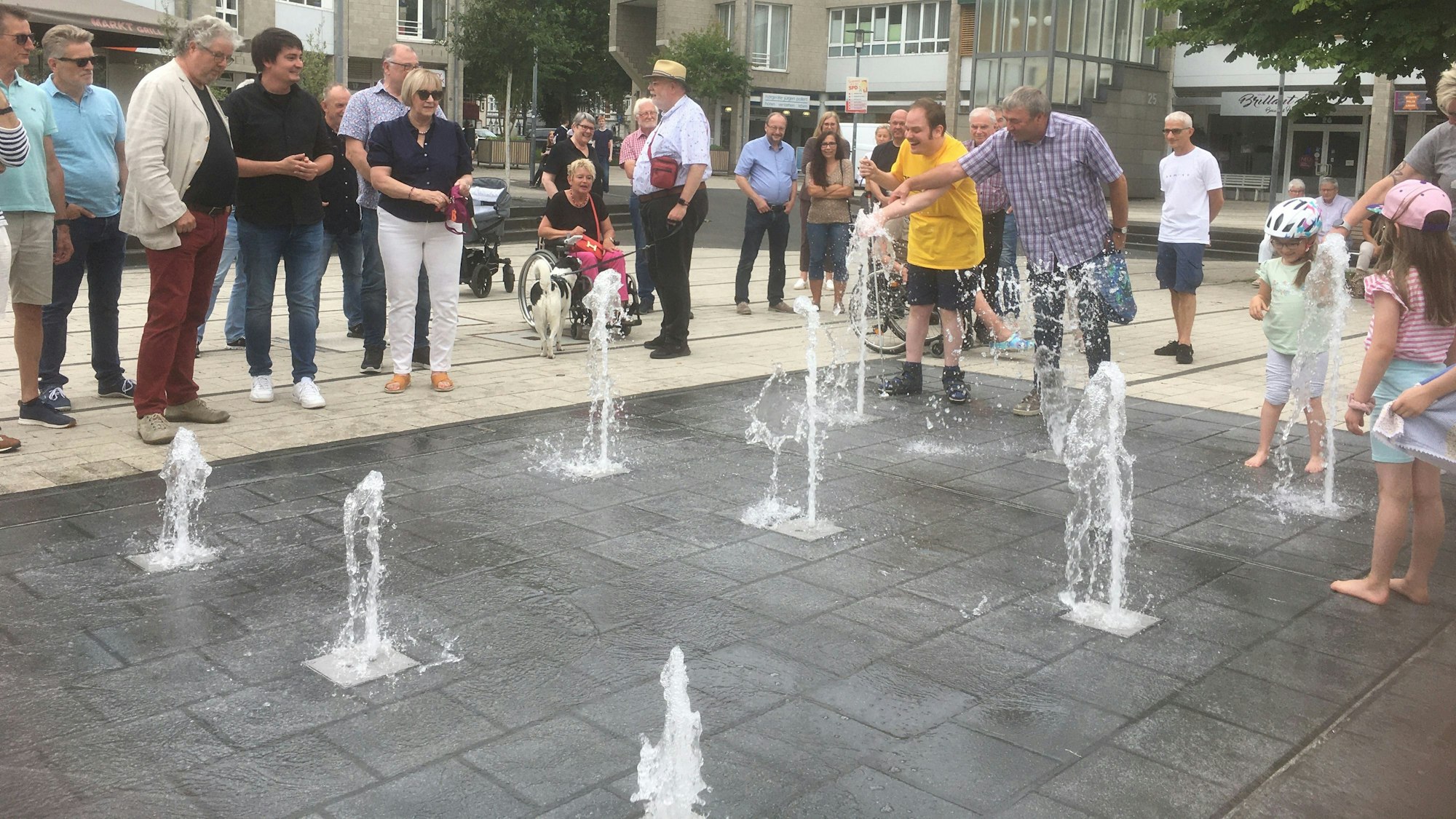 Ein Fontänenfeld mit 15 Wasserdüsen auf dem Marktplatz, direkt neben dem öffentlichen Trinkbrunnen.