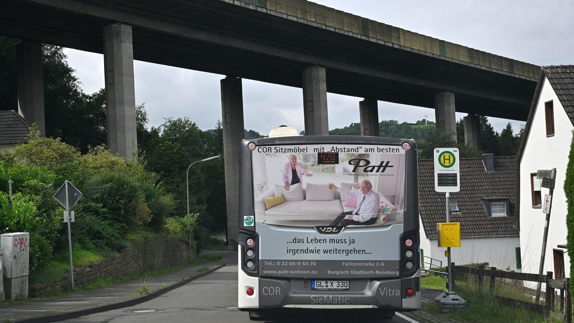 Ein Bus der RVK steht an einer Haltestelle in Untereschbach.
