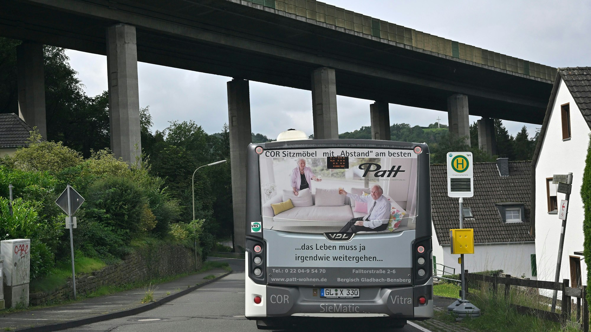 Ein Bus der RVK steht an einer Haltestelle in Untereschbach.