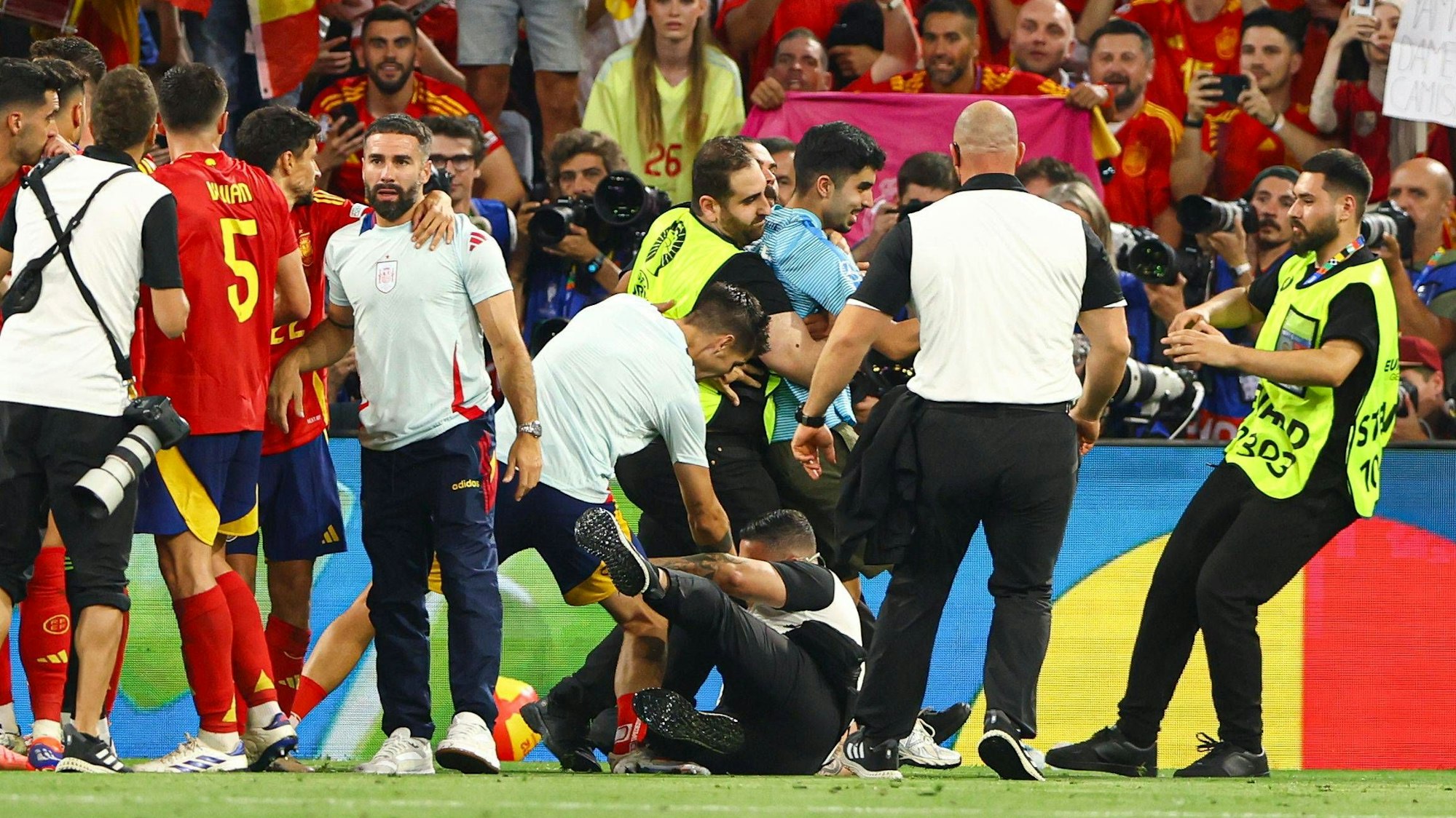 Im Getümmel nach Apfiff erwischte es Álvaro Morata am Knie.