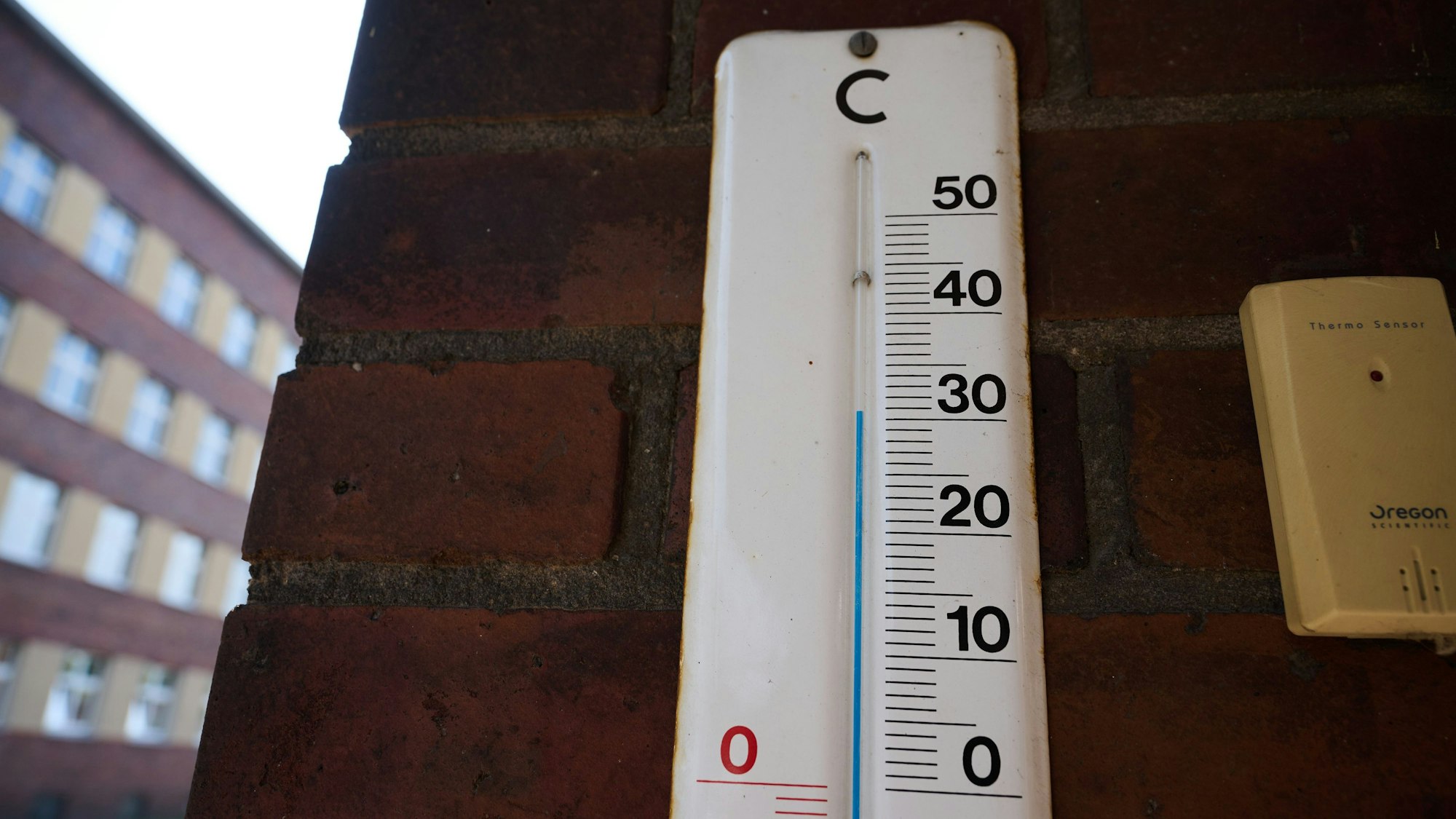 Ein Thermometer zeigt 30 Grad an.