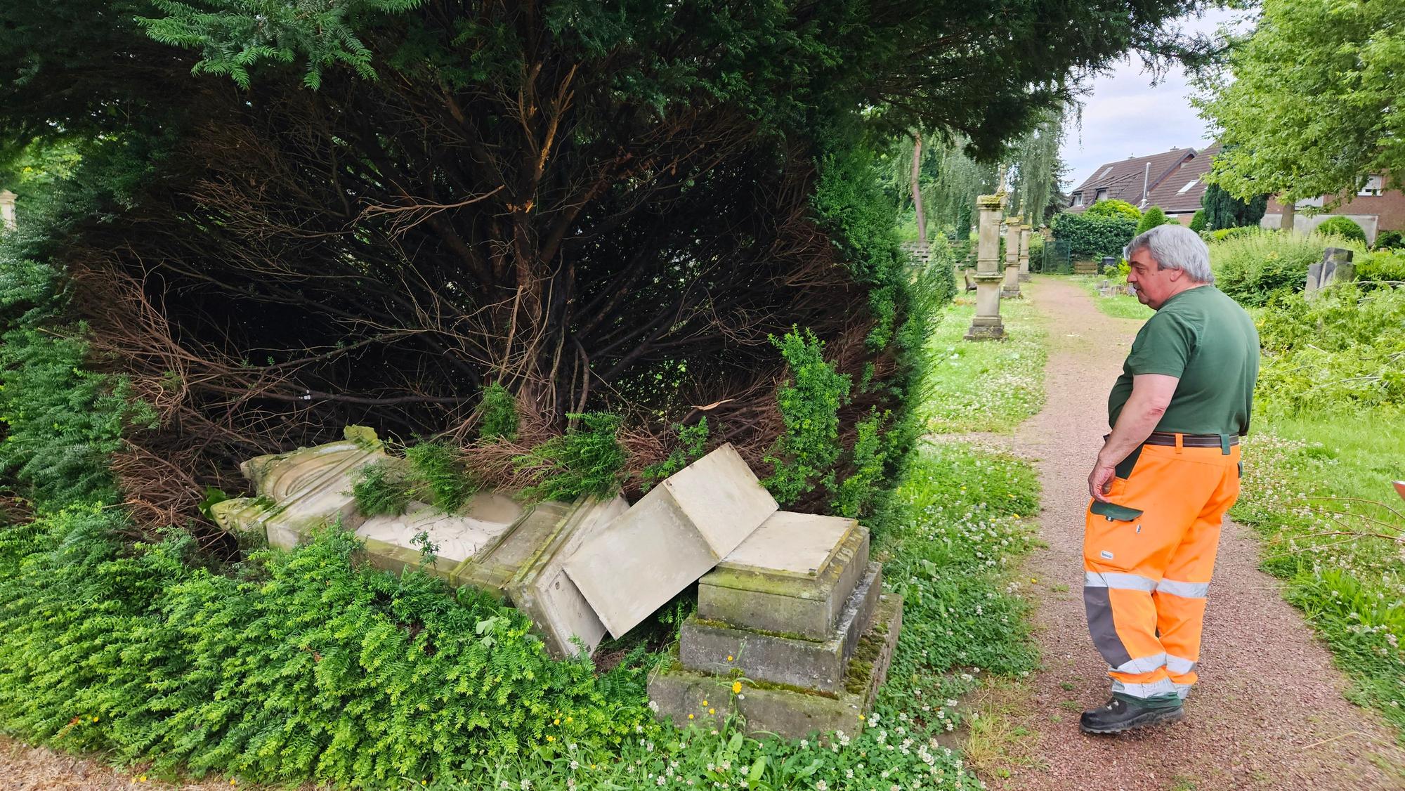Auf dem Friedhof warf der Sturm einen Bildstock des Kreuzwegs um.