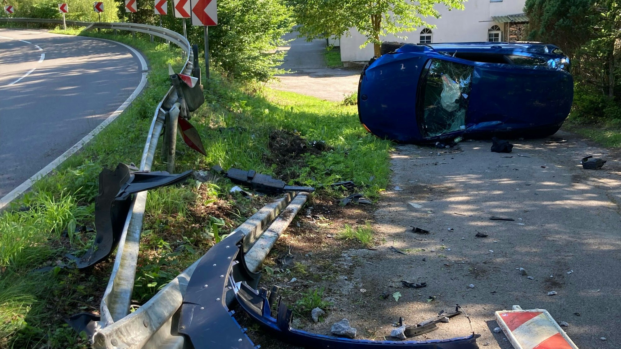 Das zerstörte Auto.