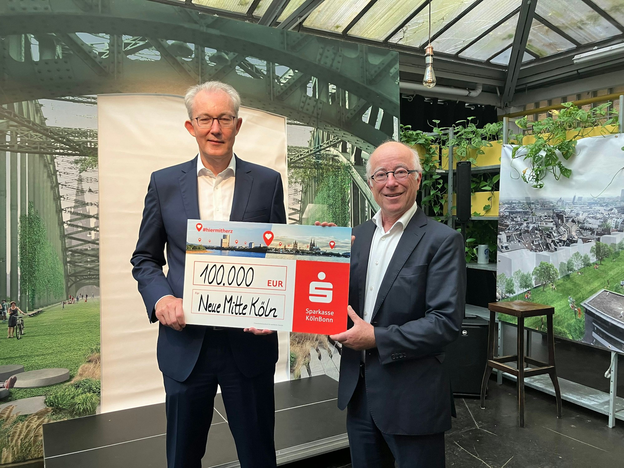 100 000 Euro: Ulrich Voigt, Vorstandsvorsitzender der Sparkasse Köln Bonn übergibt den symbolischen Scheck an Paul Böhm.