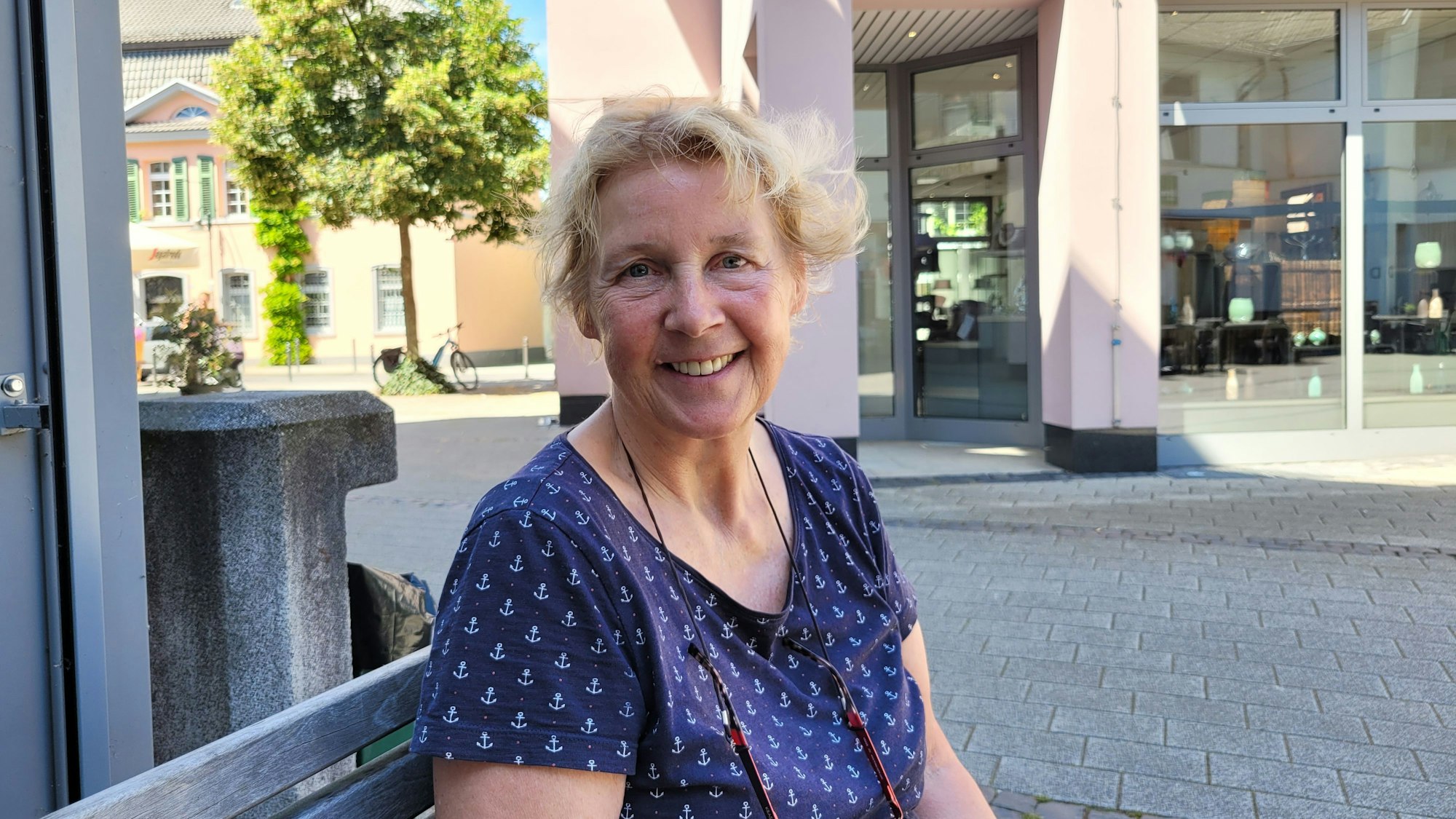 Marion Bartnik berichtet in Rösrath-Hoffnungsthal von ihren guten Erfahrungen mit dem E-Bike.