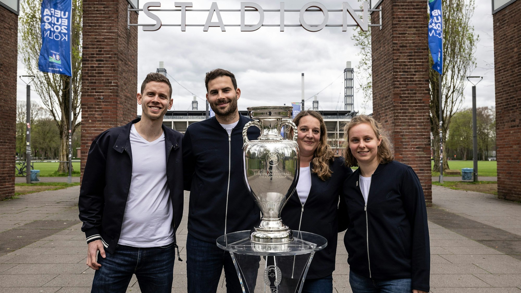 Das Bild zeigt das Kommunikationsteam der Stadt Köln vor dem Rhein-Energie-Stadion.