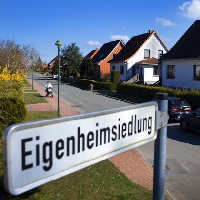 Das Symbolfoto zeigt eine Einfamilienhaussiedlung.