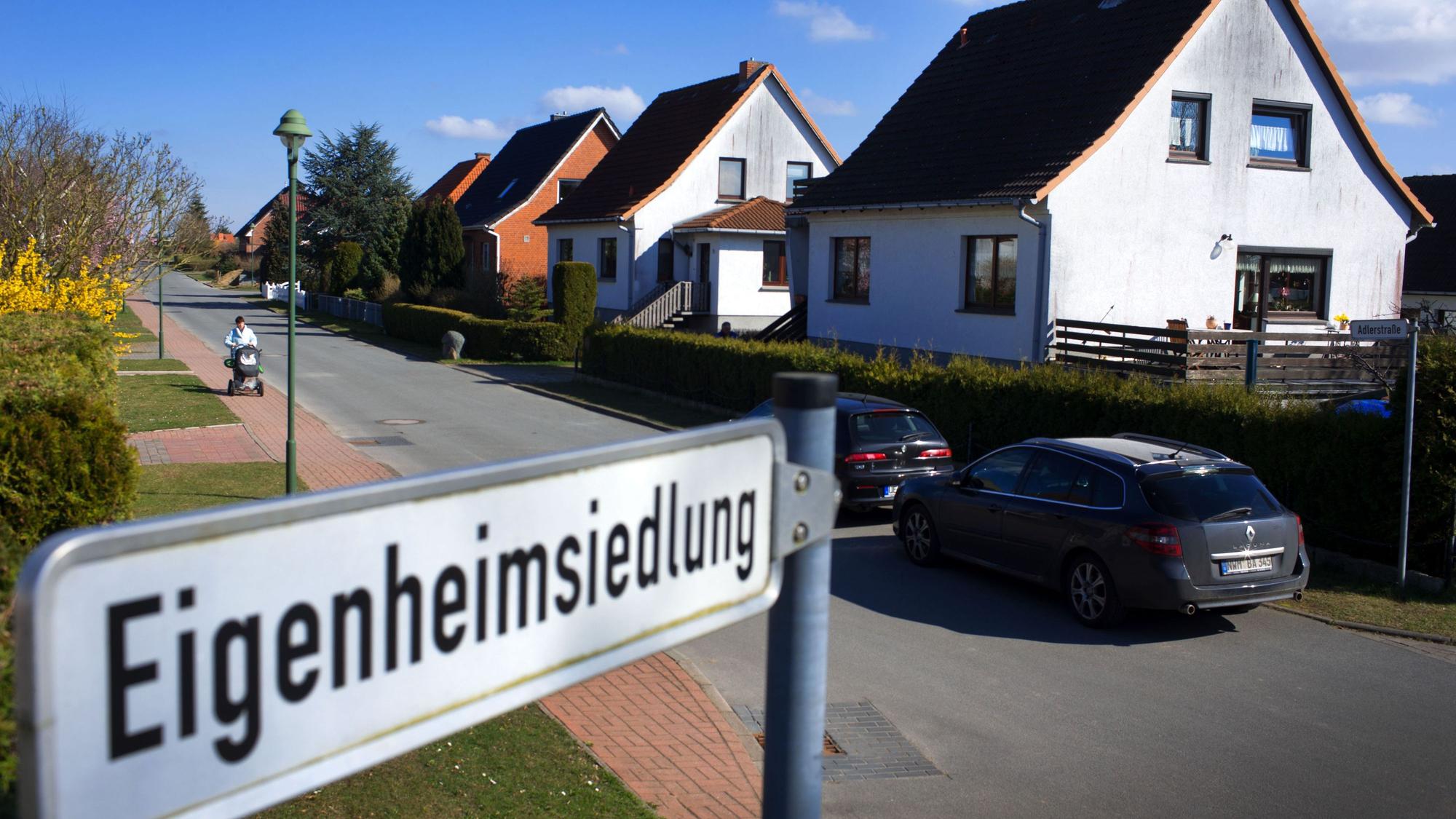 Eine Straße mit Wohnhäusern.
