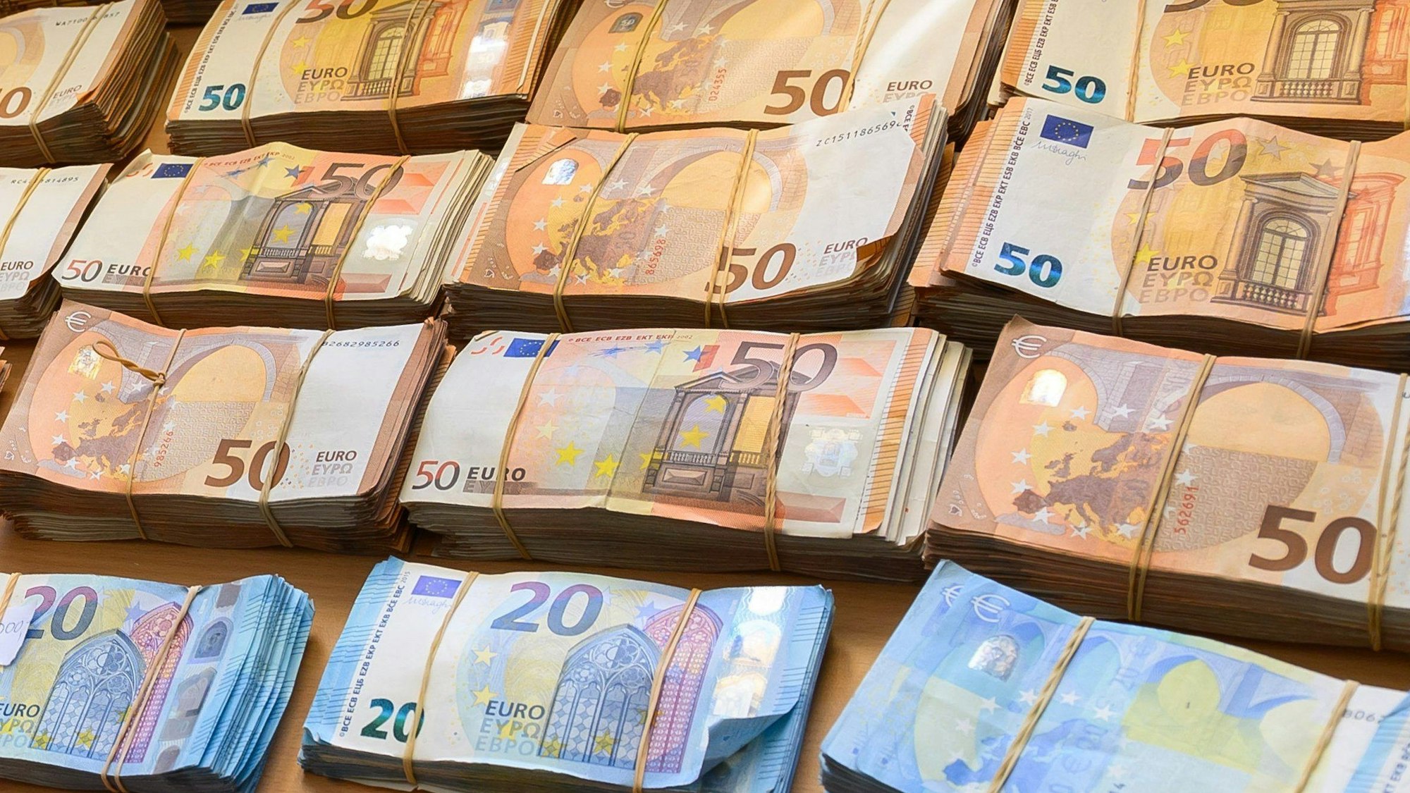 Euro-Banknoten liegen auf einem Tisch.