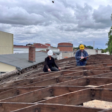 Bilder vom Abbau einer historischen Fabrikhalle in Oschersleben in Sachsen Anhalt durch Mitglieder des Fördervereins des LVR Freilichtmuseums Lindlar