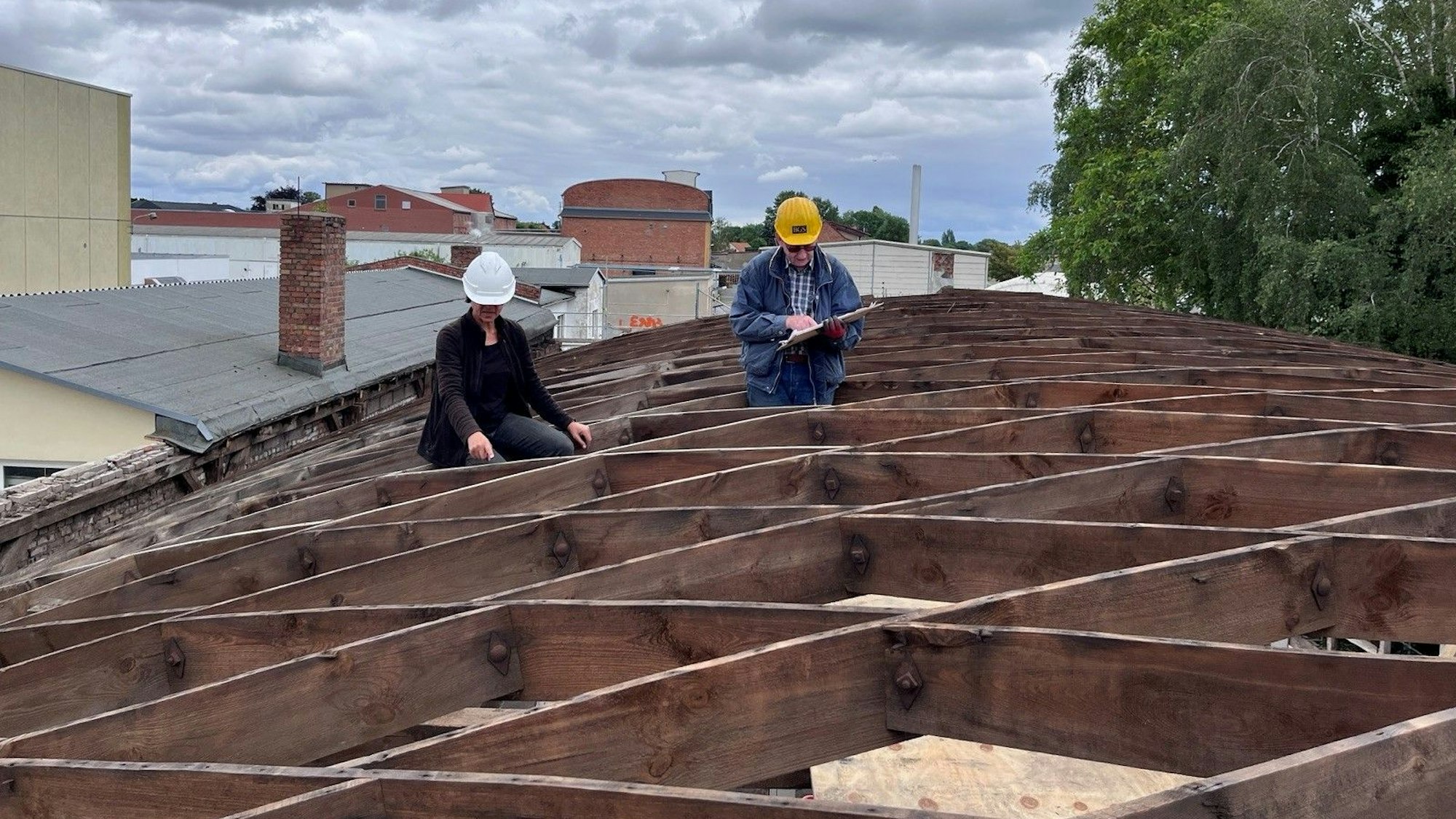 Bilder vom Abbau einer historischen Fabrikhalle in Oschersleben in Sachsen Anhalt durch Mitglieder des Fördervereins des LVR Freilichtmuseums Lindlar